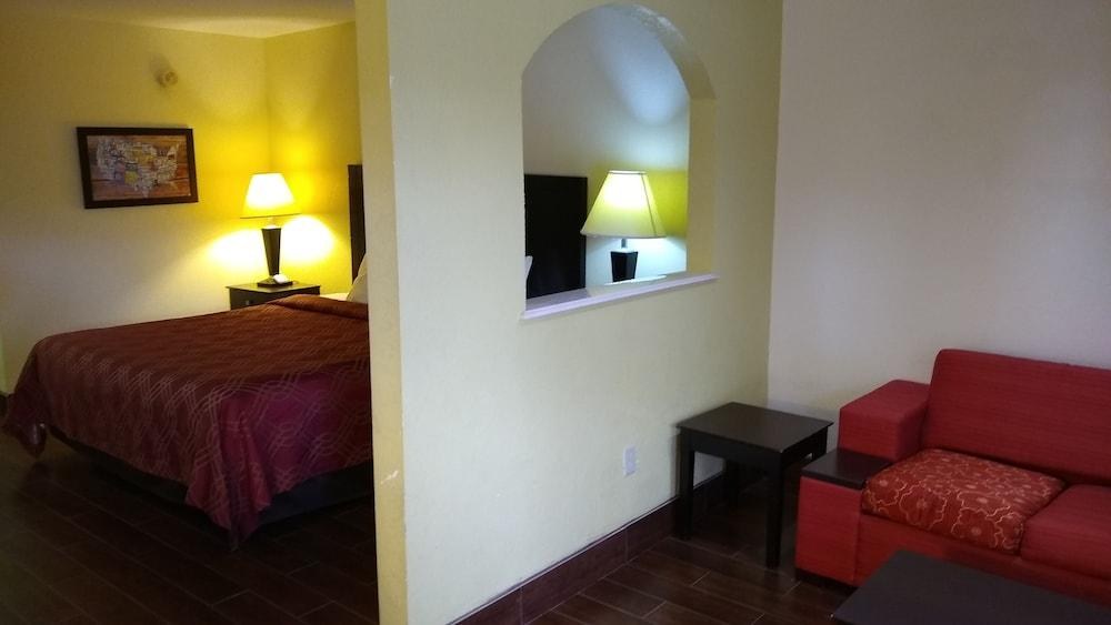 QUALITY INN & SUITES WEST-ENERGY CORRIDOR photo 2