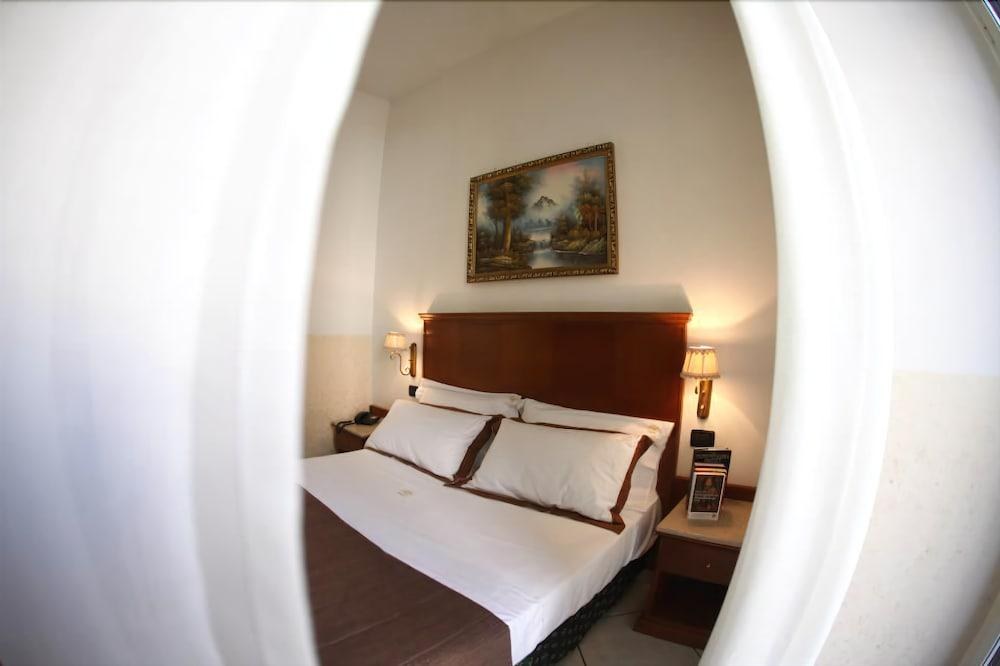 HOTEL GARIBALDI photo 2