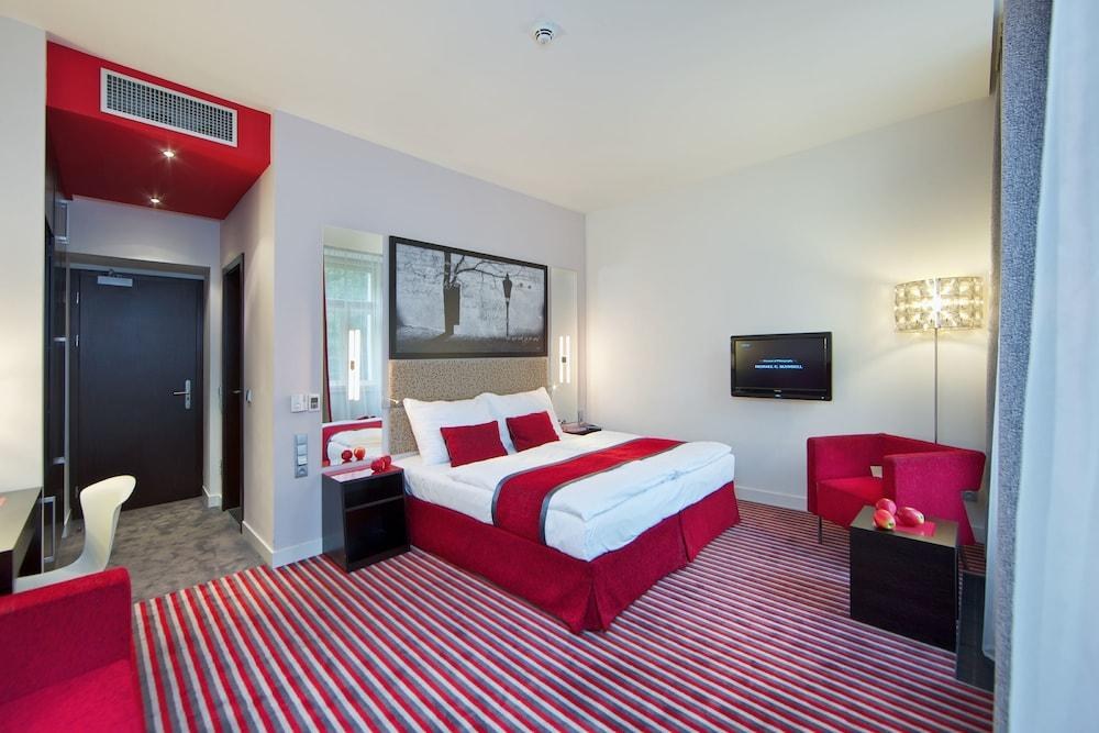 Red & Blue Design photo 3