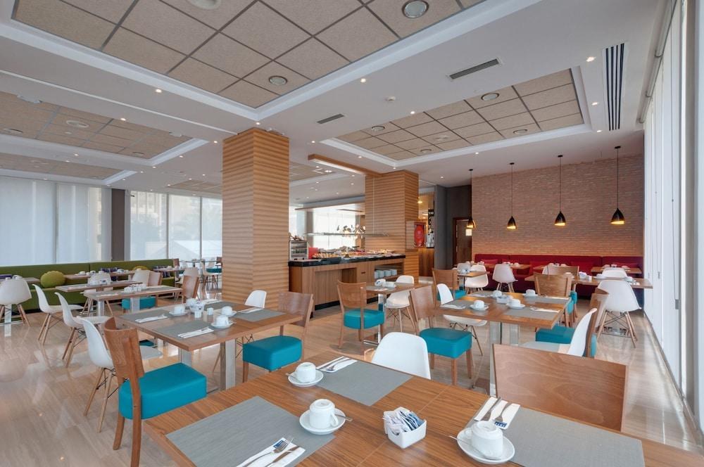 Hotel Madrid Chamartín Affiliated by Meliá photo 2