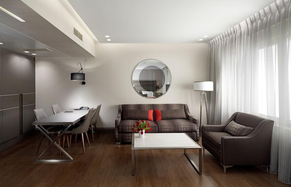 Holiday Suites photo 3