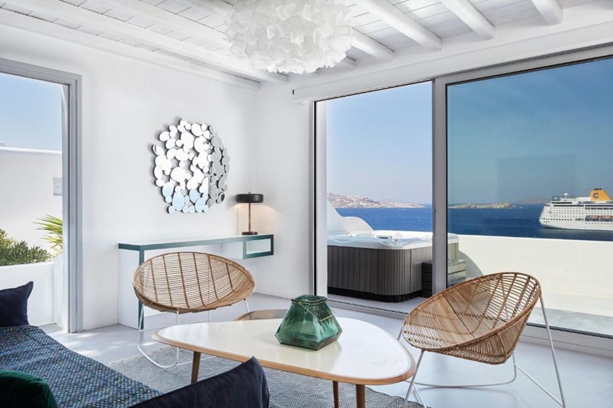 KOUROS HOTEL & SUITES