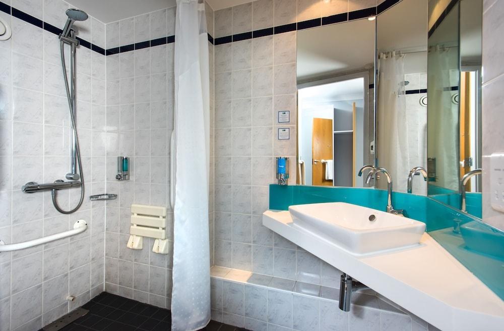 Holiday Inn Express Glasgow Airport photo 2