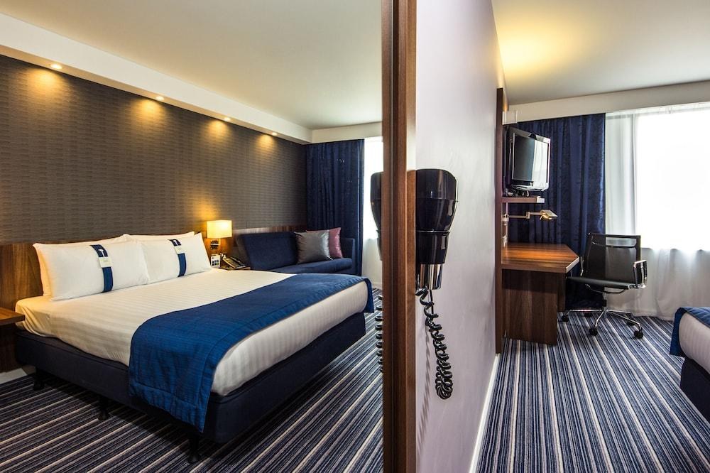 Premier Inn London Fulham photo 2