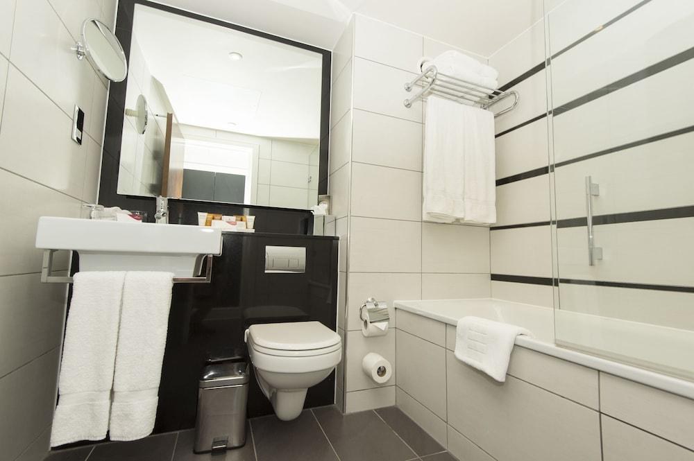 Doubletree by Hilton London Kensington photo 3