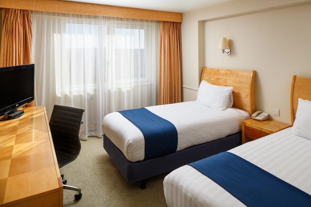 HOLIDAY INN BRENTWOOD photo 2