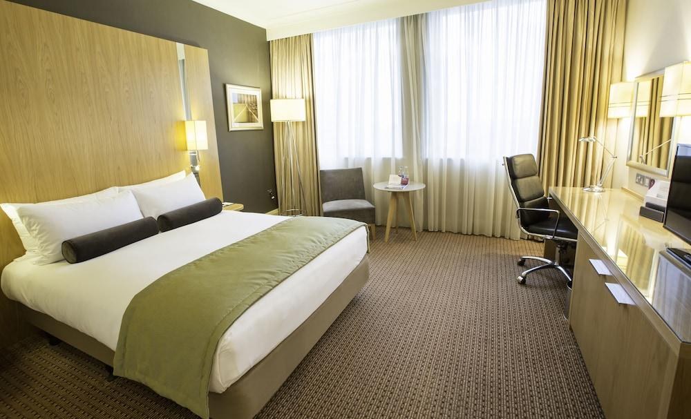 Crowne Plaza London Ealing photo 4