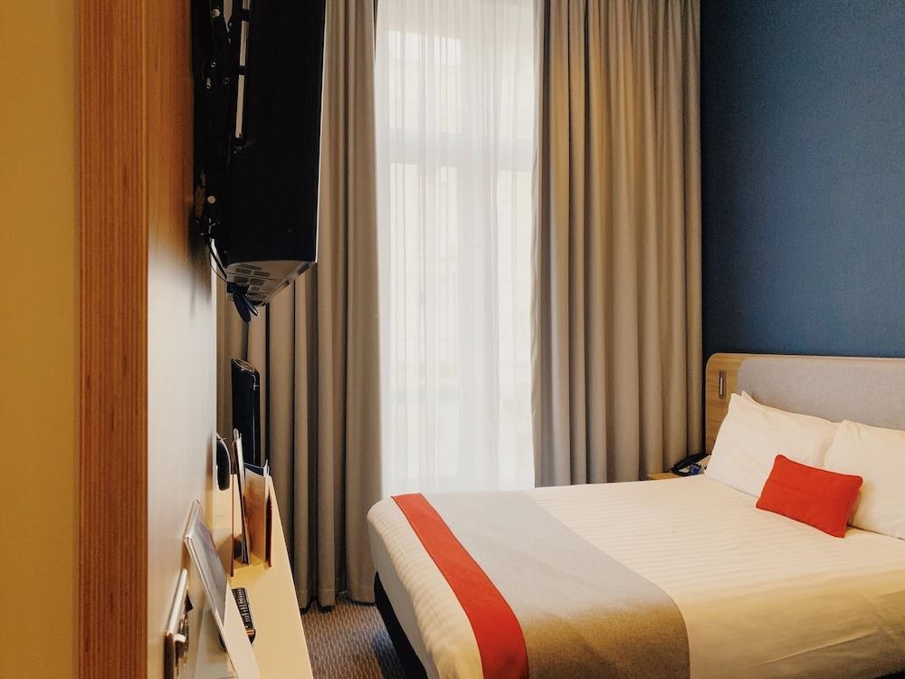 Holiday Inn Express London Victoria photo 2
