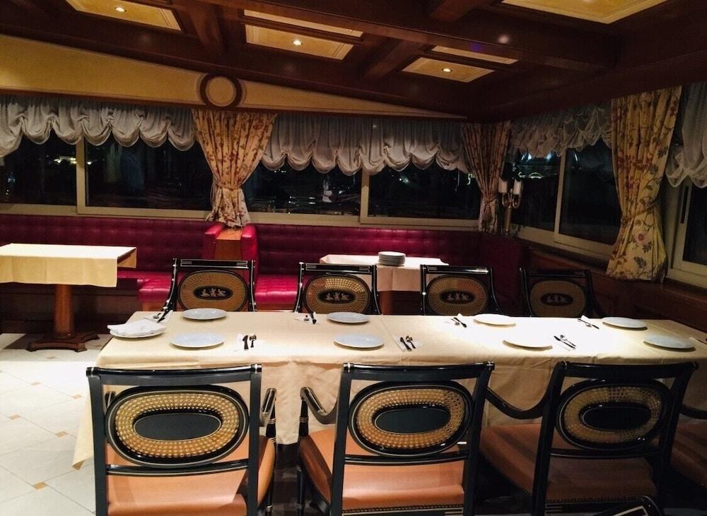 Champagne Palace photo 3