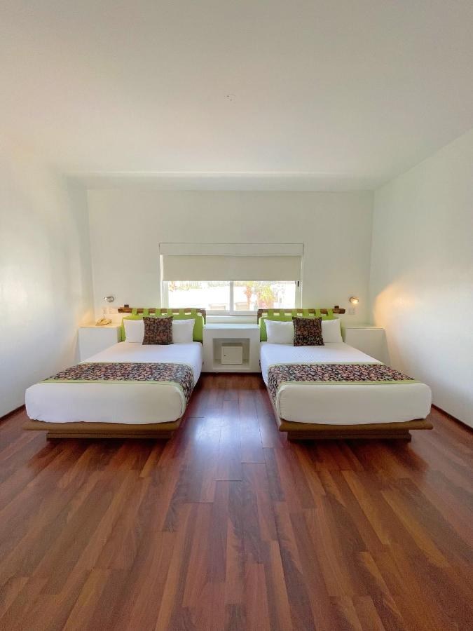 SEVEN CROWN EXPRESS & SUITES photo 3