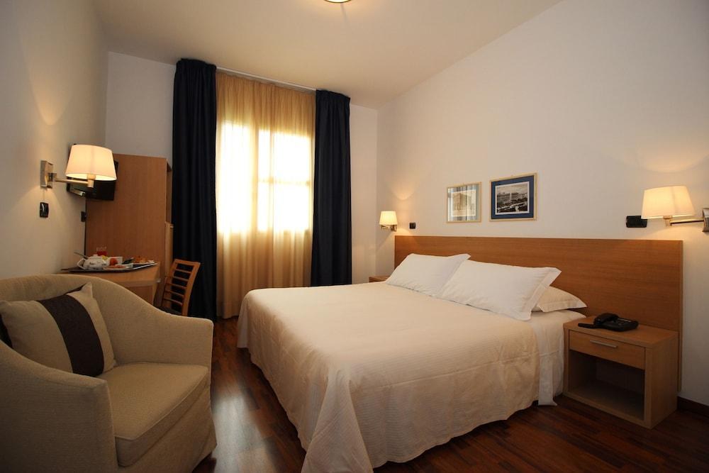 Majesty Hotel photo 2