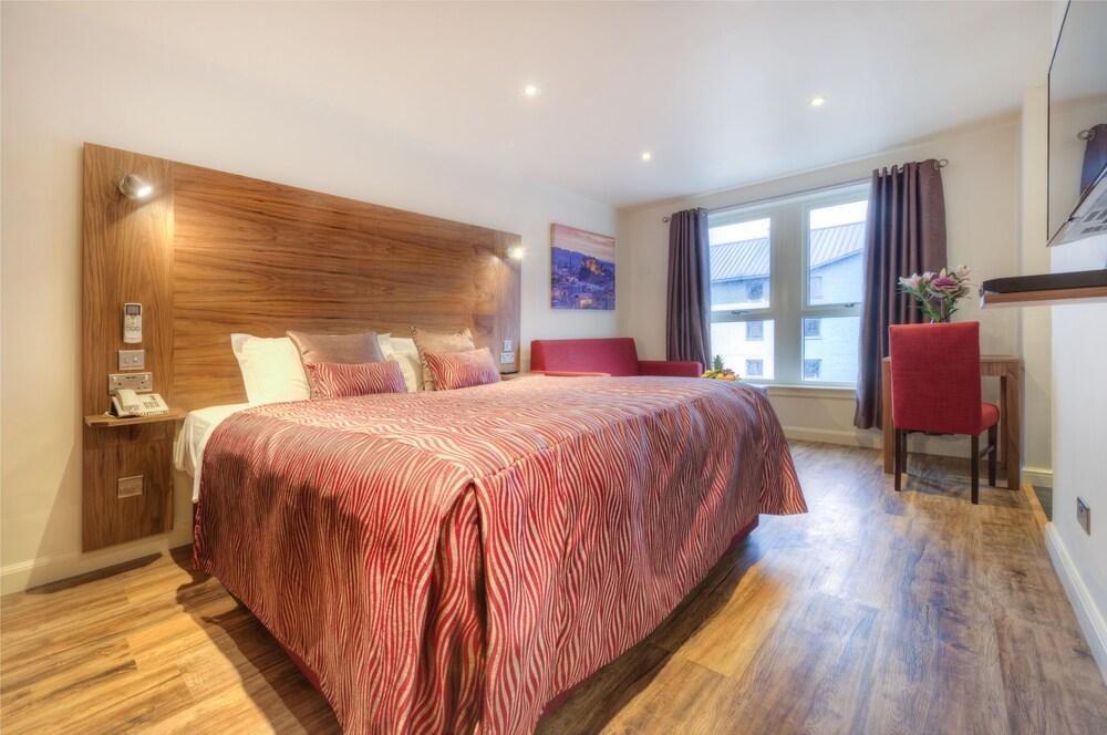 HOLYROOD APARTHOTEL photo 3