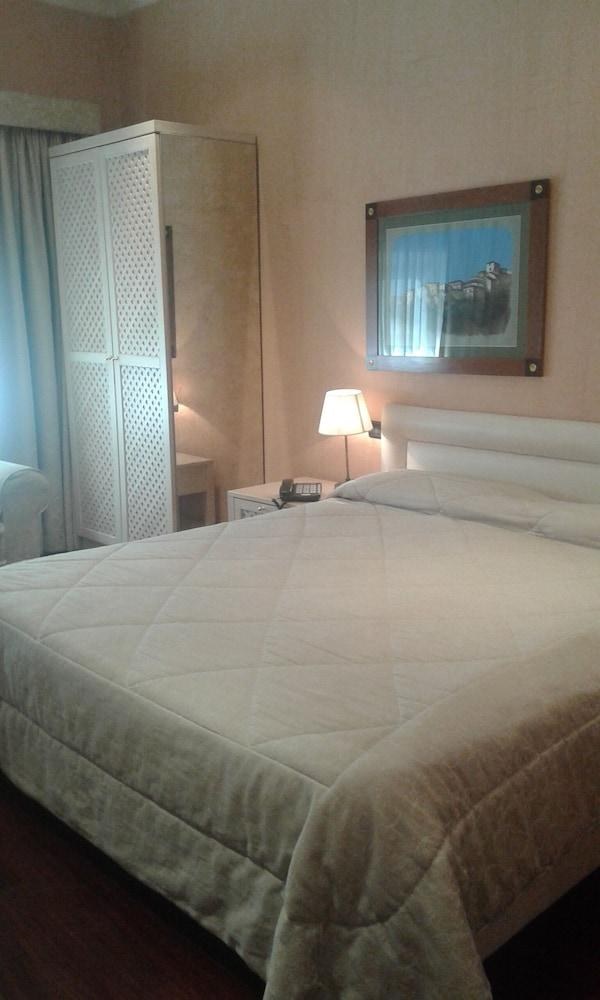 COLOSSEO STUDIO SUITES photo 1