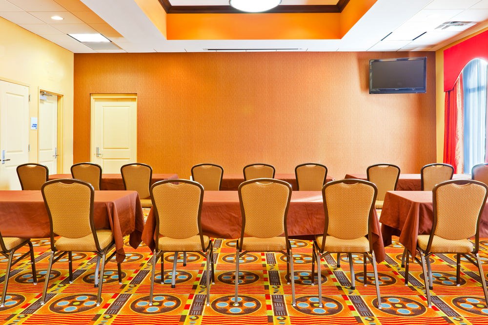 HOLIDAY INN EXPRESS & SUITES OPRYLAND