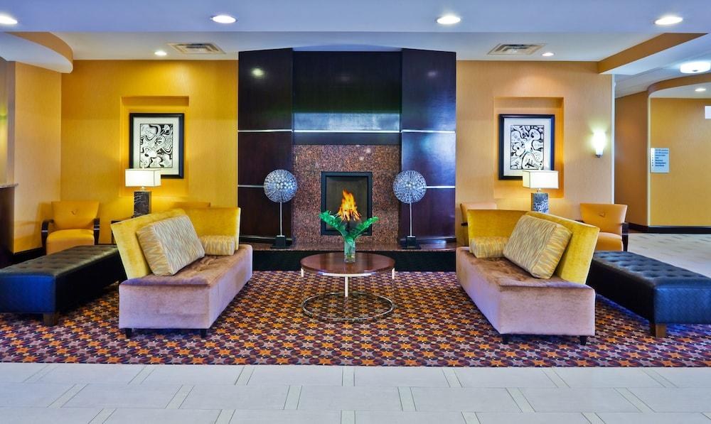 HOLIDAY INN EXPRESS & SUITES OPRYLAND photo 2