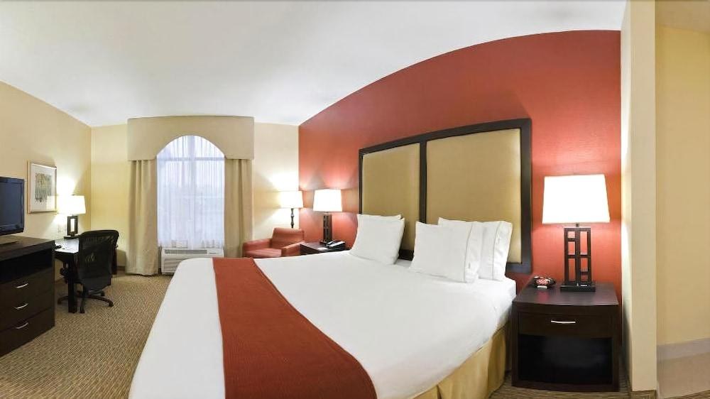 HOLIDAY INN EXPRESS & SUITES OPRYLAND photo 4