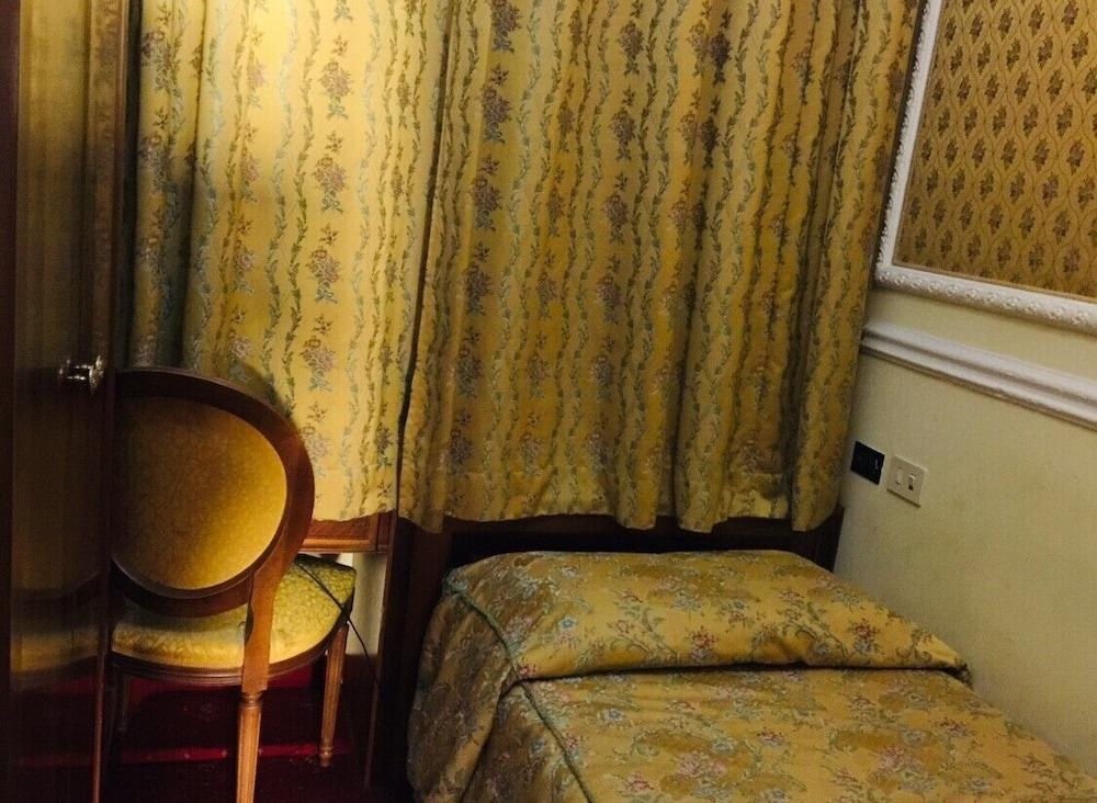 CHAMPAGNE GARDEN HOTEL photo 2