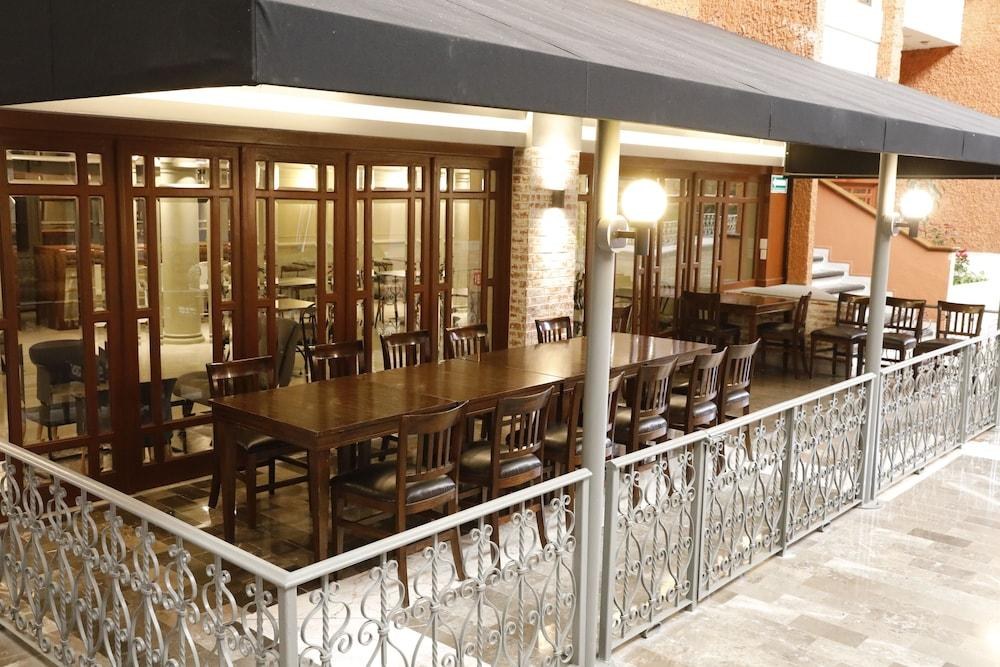 Country Plaza photo 2