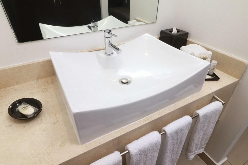 Wyndham Garden Guadalajara Acueducto photo 2