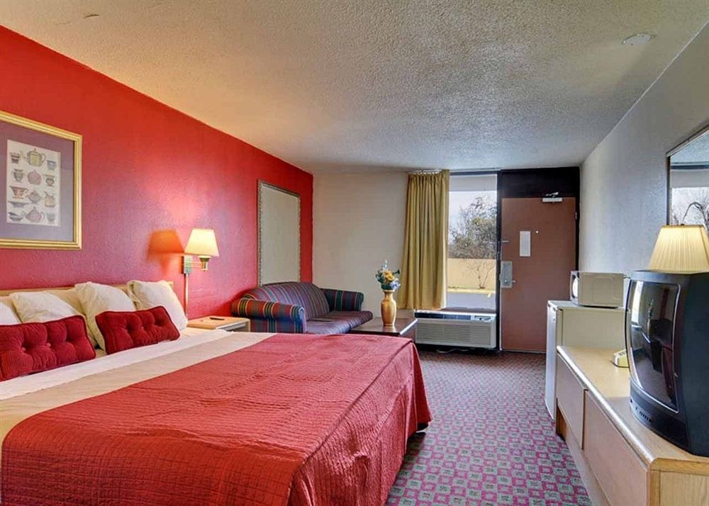 ECONO LODGE  INN & SUITES photo 1