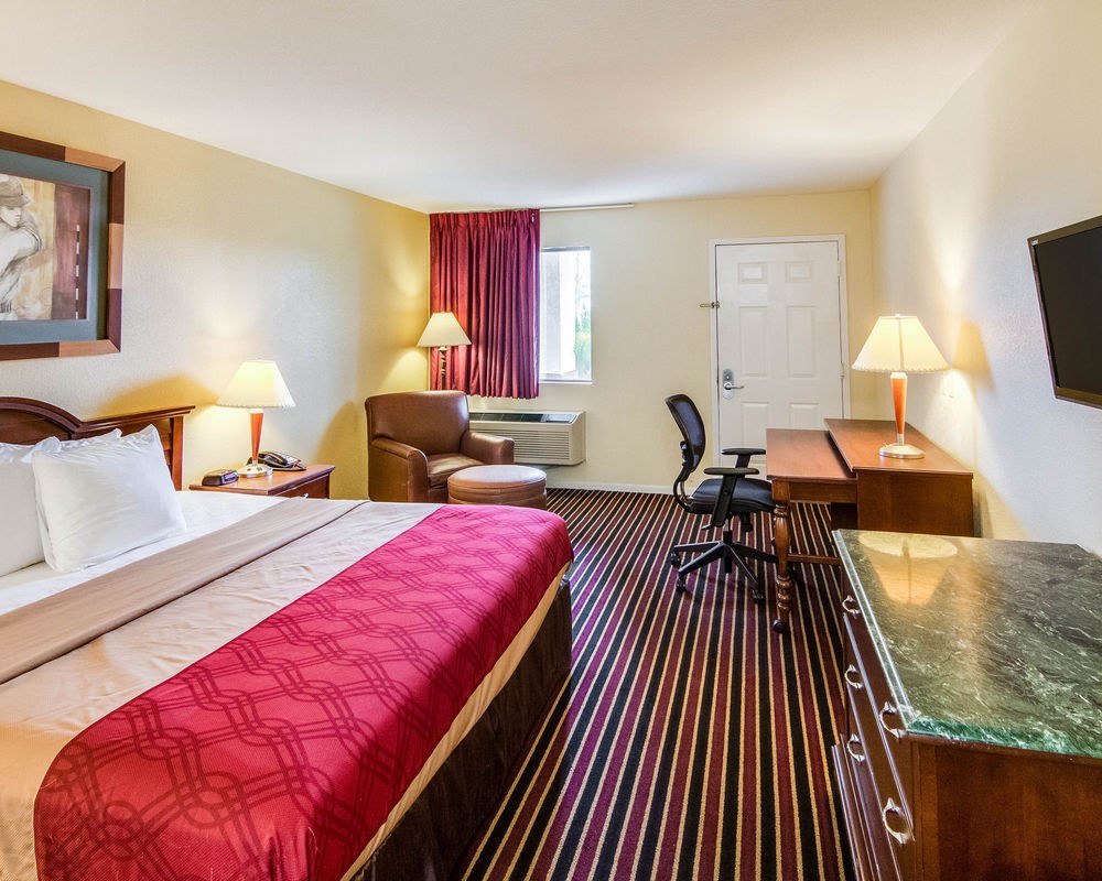 RODEWAY INN & SUITES HWY 290 NW