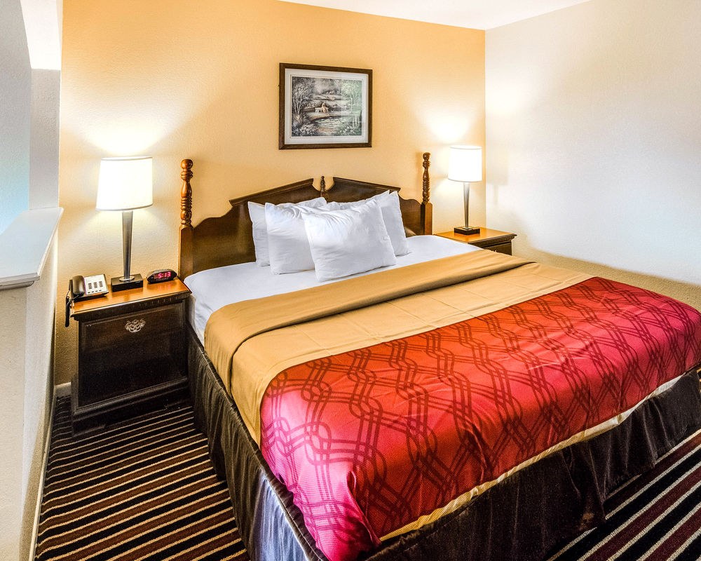 RODEWAY INN & SUITES HWY 290 NW photo 1