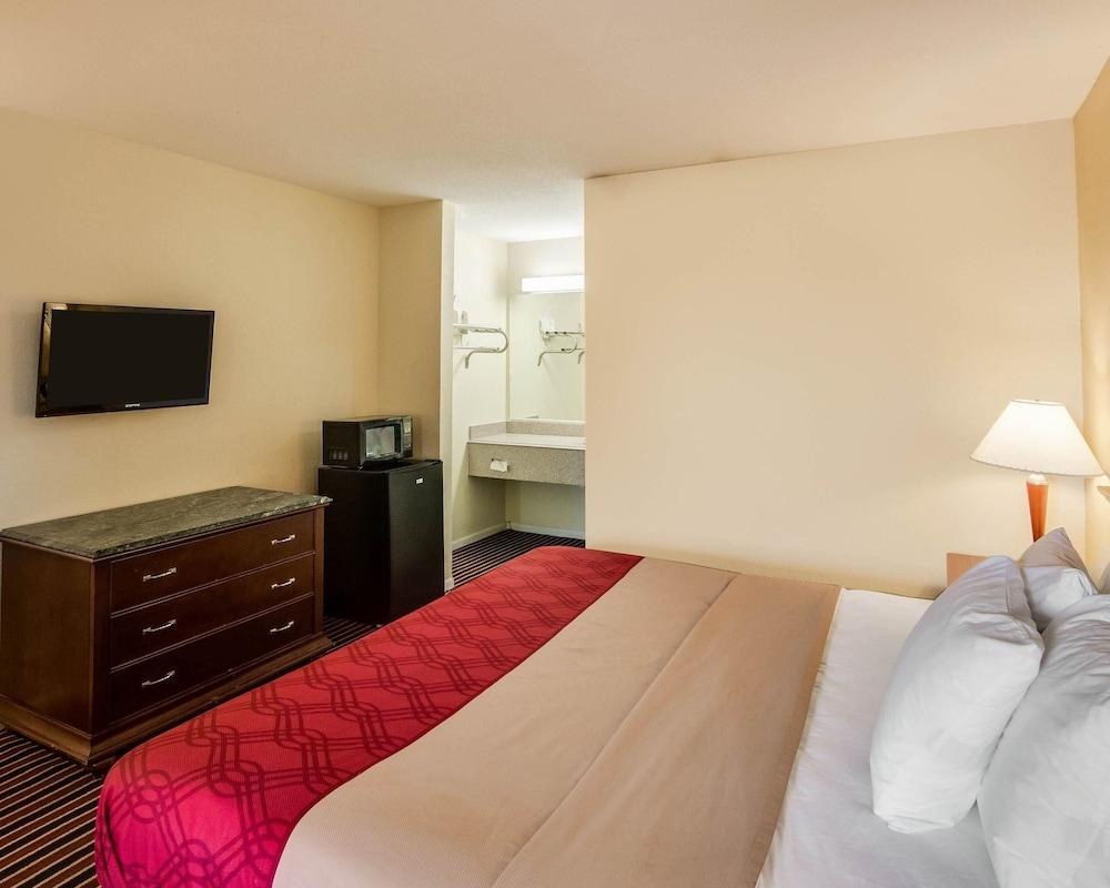 RODEWAY INN & SUITES HWY 290 NW photo 2