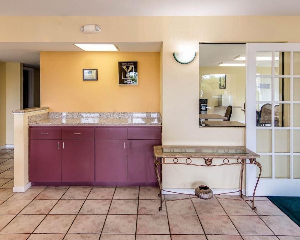 RODEWAY INN & SUITES HWY 290 NW photo 3
