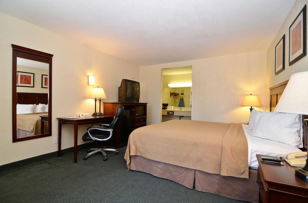 QUALITY INN I-5 NAVAL BASE photo 2