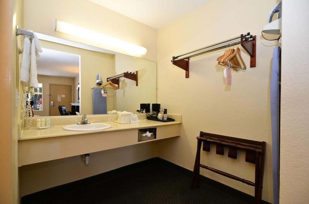QUALITY INN I-5 NAVAL BASE photo 4