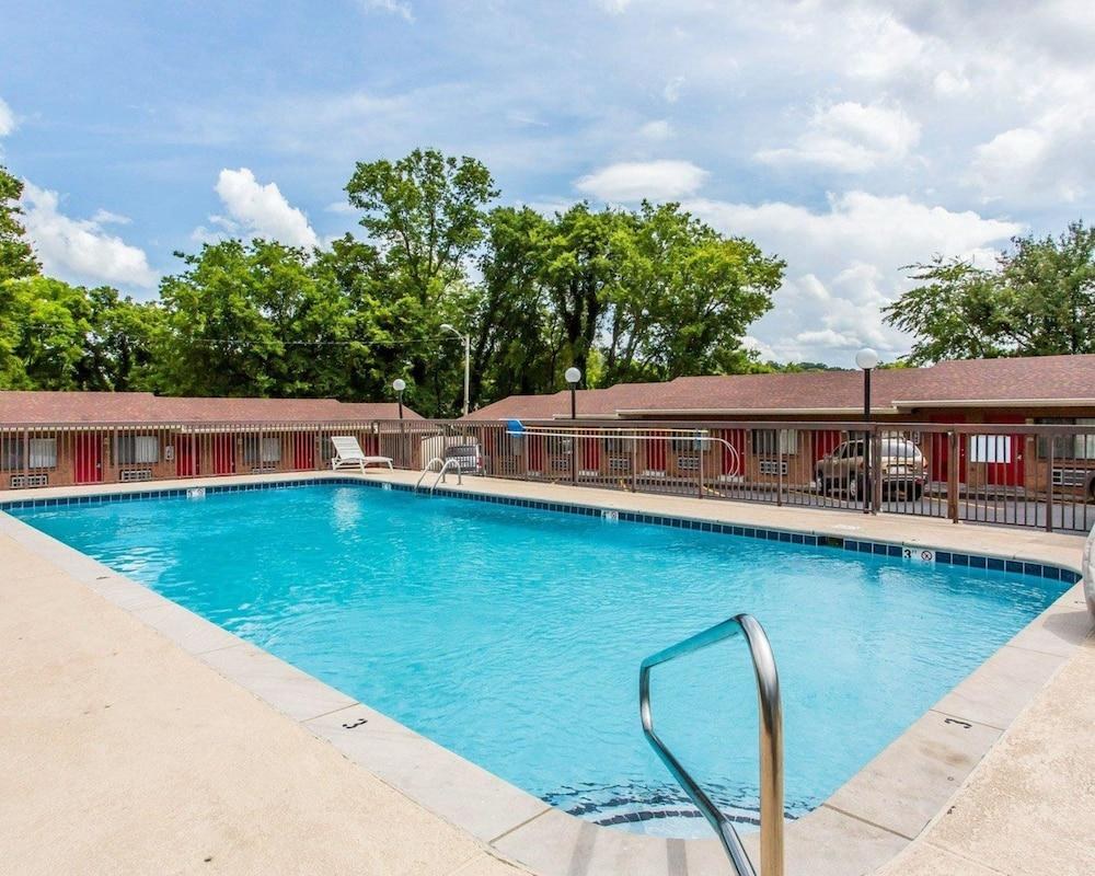ECONO LODGE NORTH photo 2