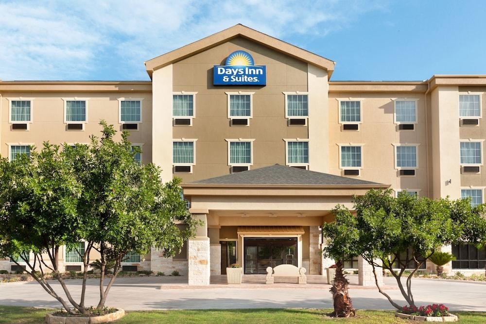 Days Inn & Suites by Wyndham San Antonio near Frost Bank Ctr photo 4