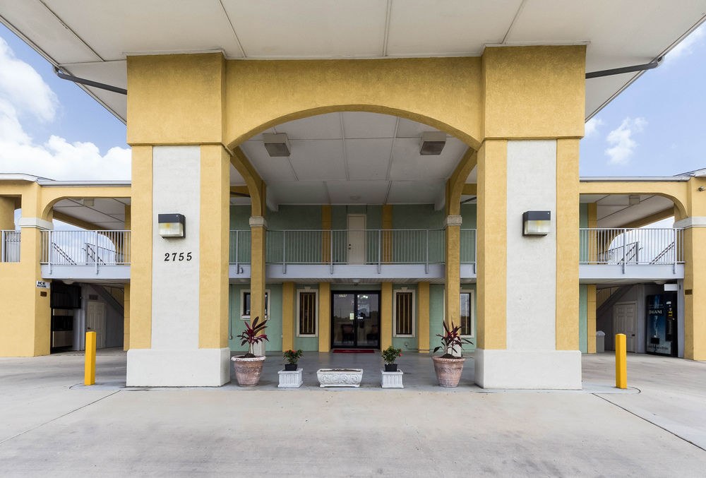 ECONO LODGE INN & SUITES DOWNTOWN NORTHEAST photo 1