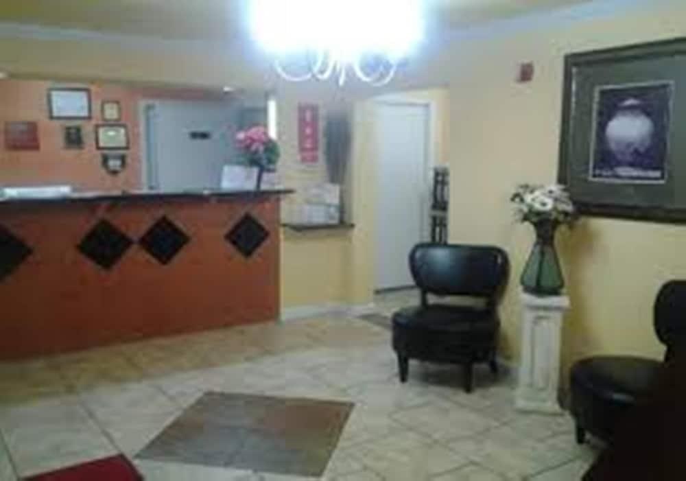 ECONO LODGE INN & SUITES DOWNTOWN NORTHEAST photo 3