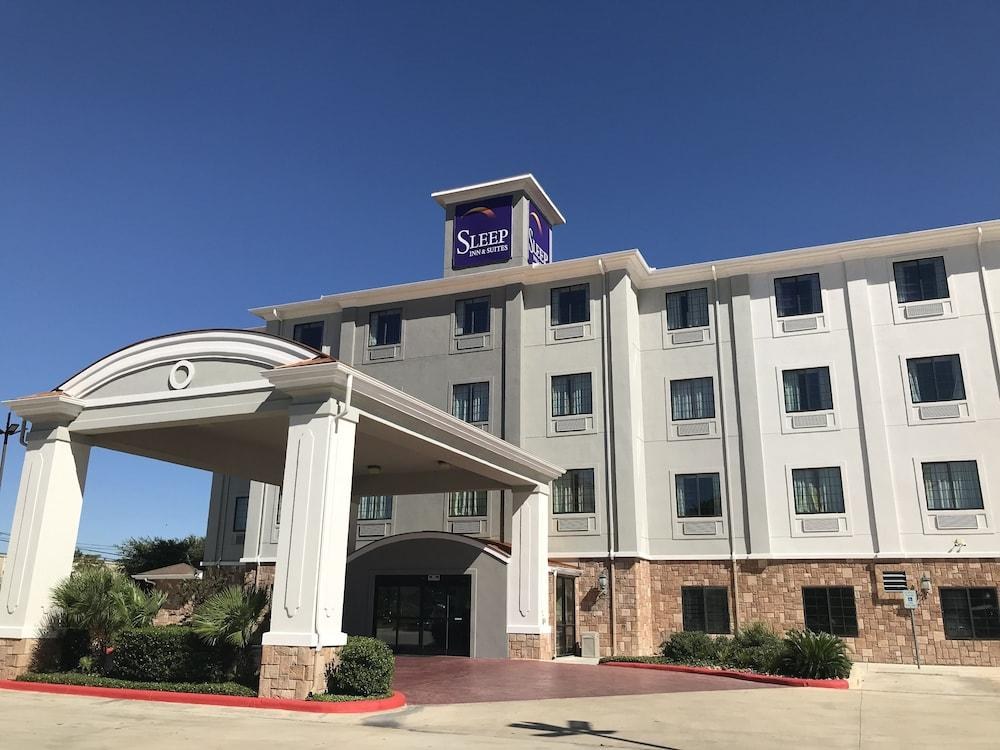 SLEEP INN & SUITES AT SIX FLAGS photo 2