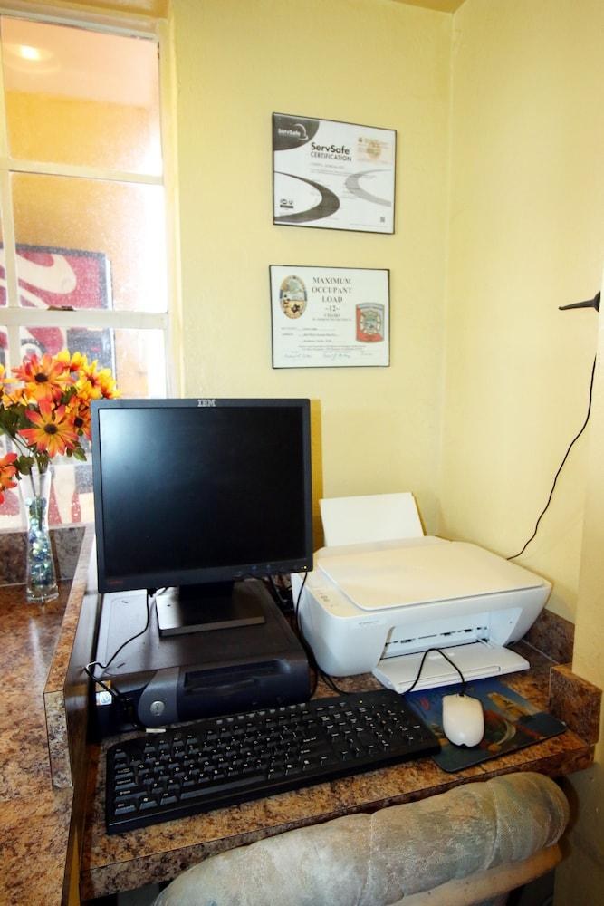 ECONO LODGE  INN & SUITES MAINGATE CENTRAL photo 3