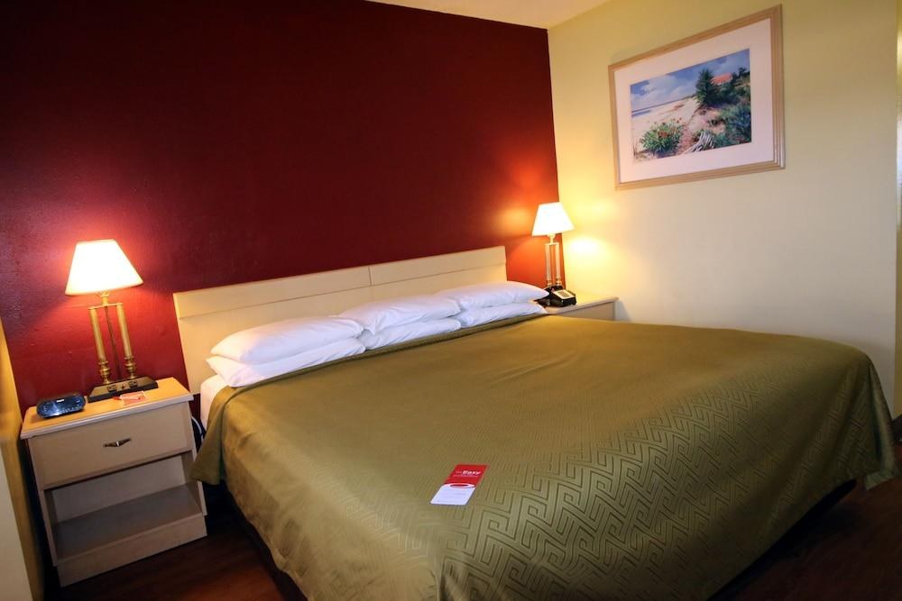 ECONO LODGE  INN & SUITES MAINGATE CENTRAL photo 4