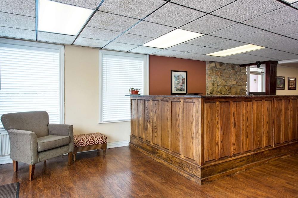 ECONO LODGE EUREKA SPRINGS photo 2