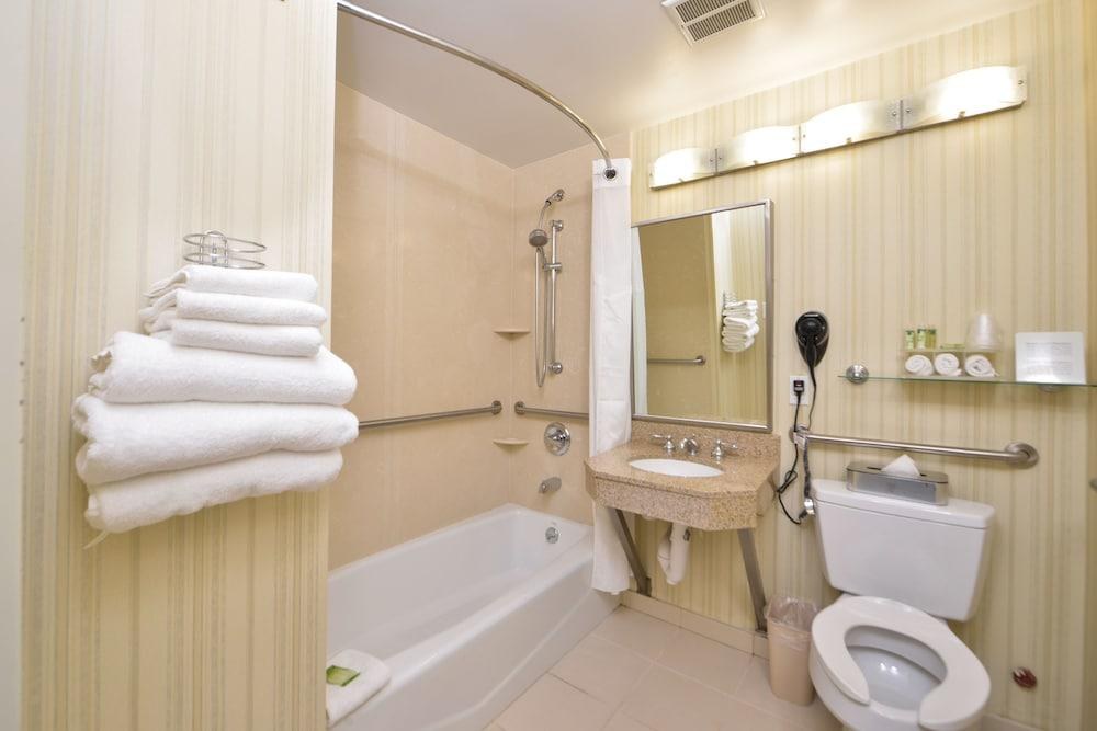 HOLIDAY INN EXPRESS LAGUARDIA ARPT photo 3