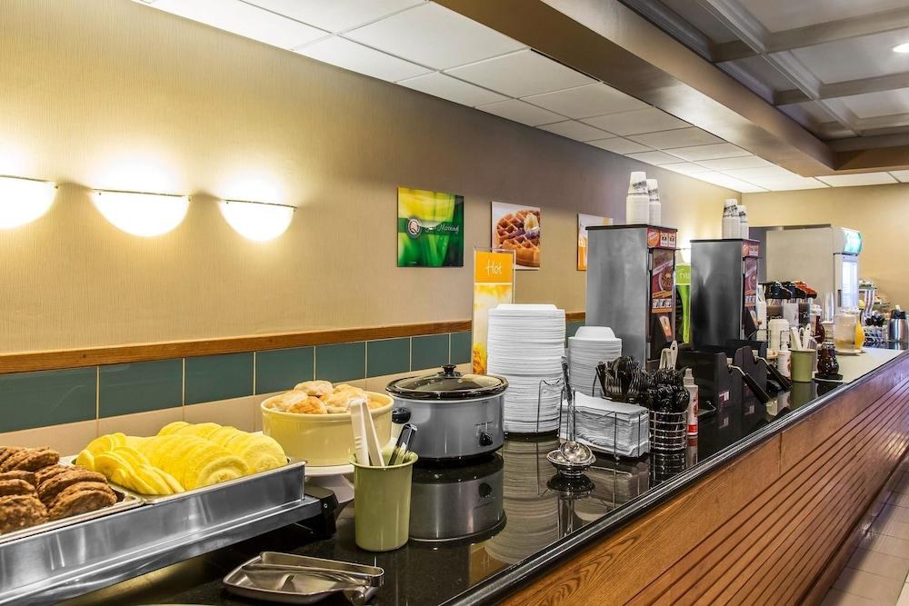CLARION HOTEL MIDWAY AIRPORT photo 2