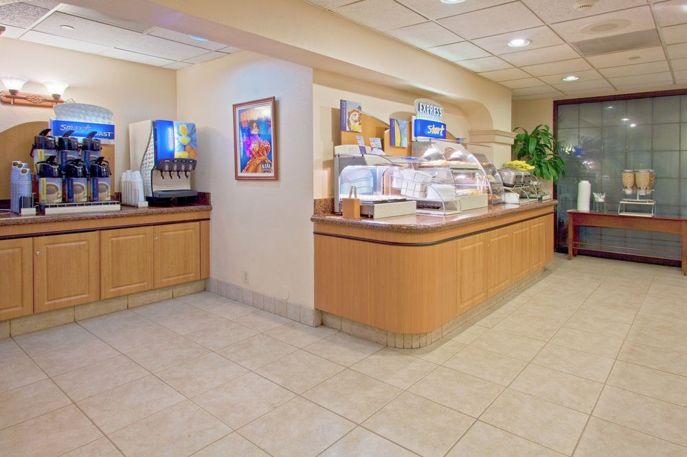 HOLIDAY INN EXPRESS & SUITES MIAMI-HIALEAH photo 1
