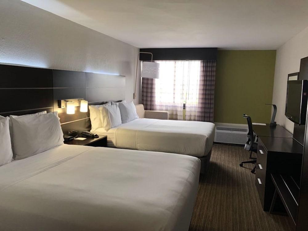 HOLIDAY INN EXPRESS & SUITES MIAMI-HIALEAH photo 2