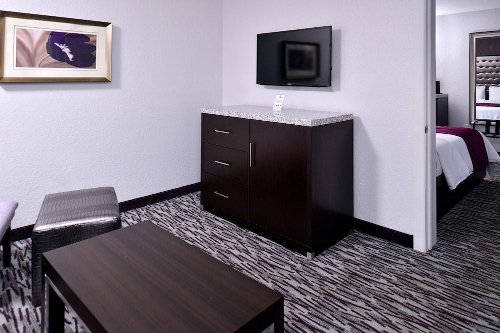 CLARION INN & SUITES ACROSS FROM UNIVERSAL ORLANDO photo 3