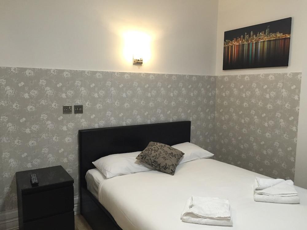 PADDINGTON APARTMENTS photo 2