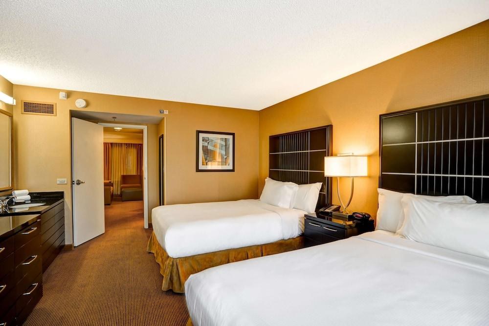 Embassy Suites by Hilton Chicago Downtown River North photo 3