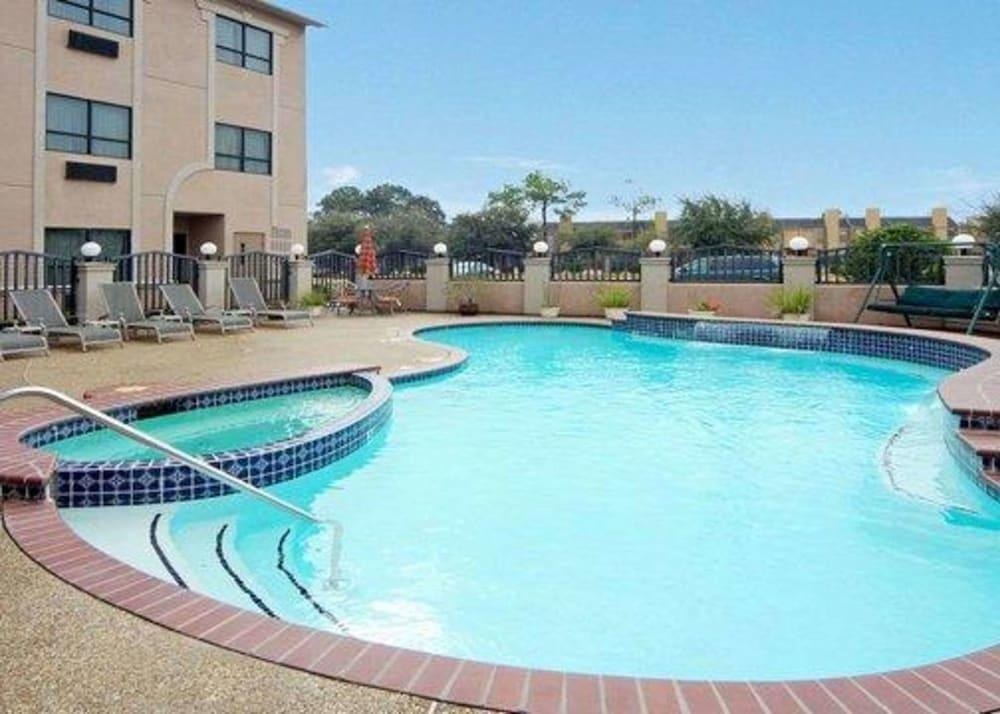 COMFORT SUITES NEAR THE GALLERIA photo 4