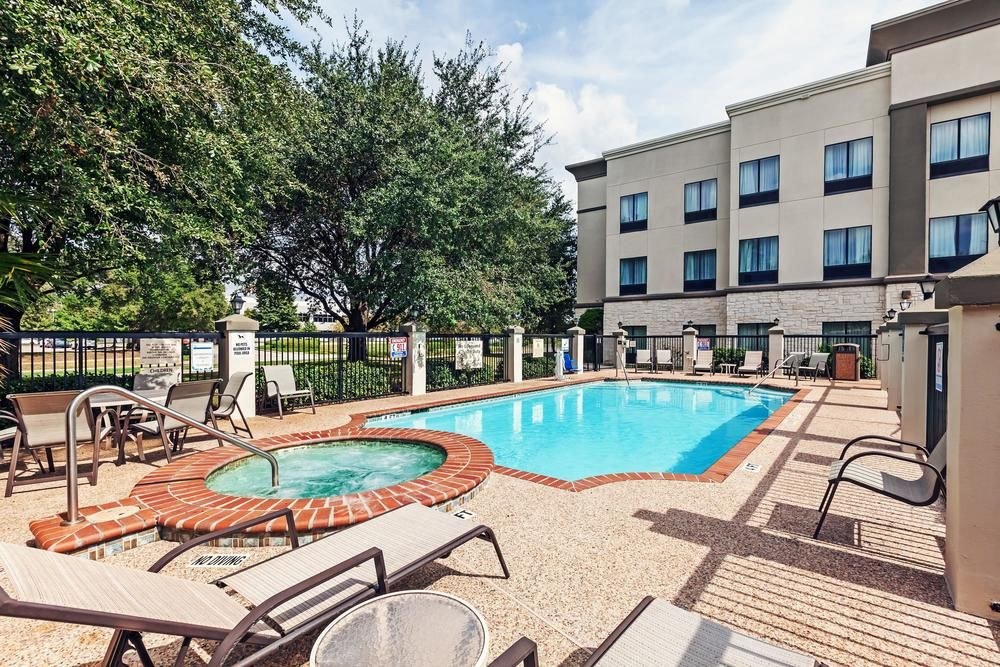 HAMPTON INN & SUITES HOUSTON-WESTCHASE photo 1