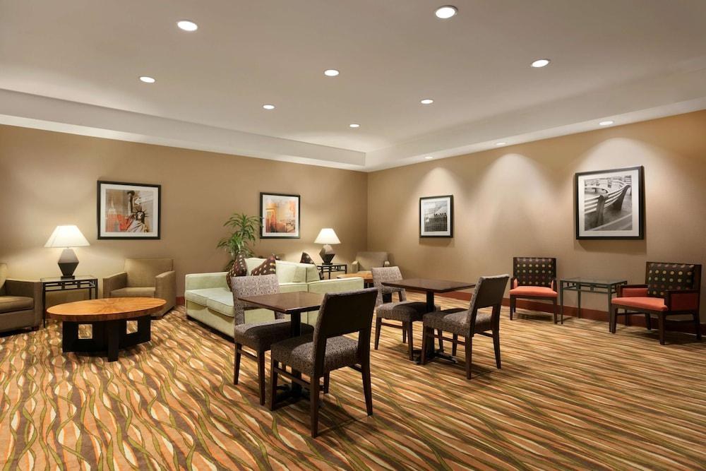 Hampton Inn New York - LaGuardia Airport photo 4