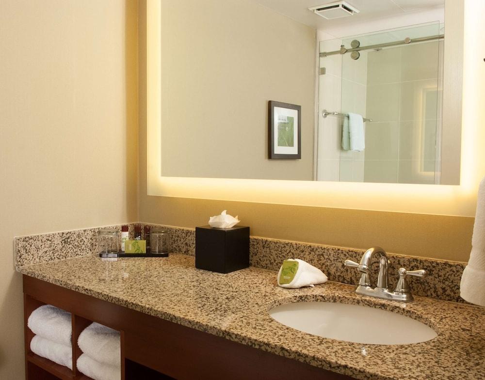 Embassy Suites by Hilton Nashville Airport photo 2