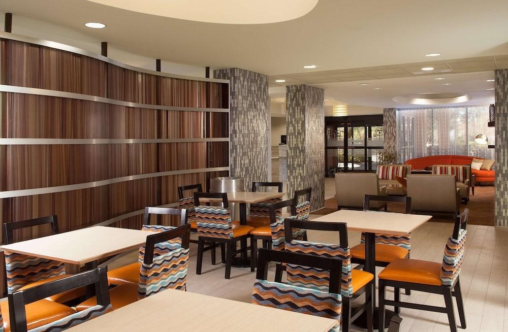 Hampton Inn Orlando-International Airport photo 4